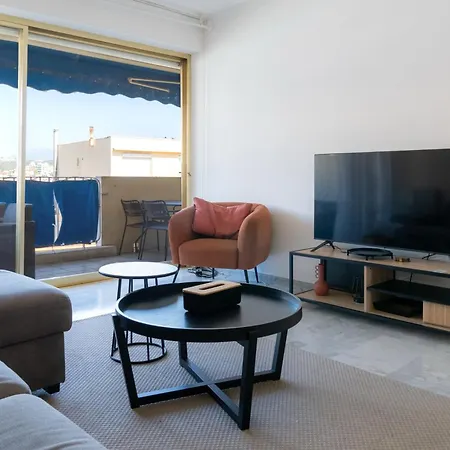 Proche Plages Parking Etage Eleve Terrasse Antibes